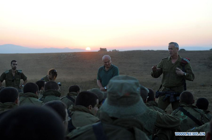 Ông Benny Gantz nói chuyện với các binh lính. Ông Benny Gantz nói chuyện với các binh lính.