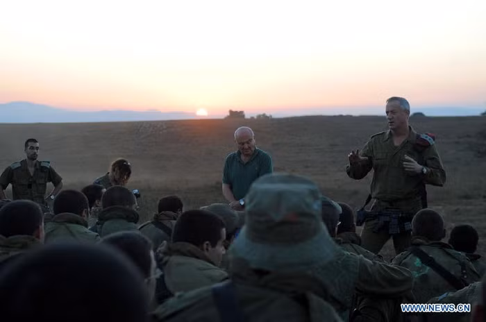 Ông Benny Gantz nói chuyện với các binh lính.