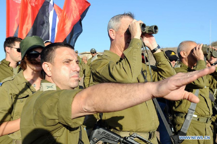 Ông Benny Gantz theo dõi cuộc diễn tập qua ống nhòm. Ông Benny Gantz theo dõi cuộc diễn tập qua ống nhòm.