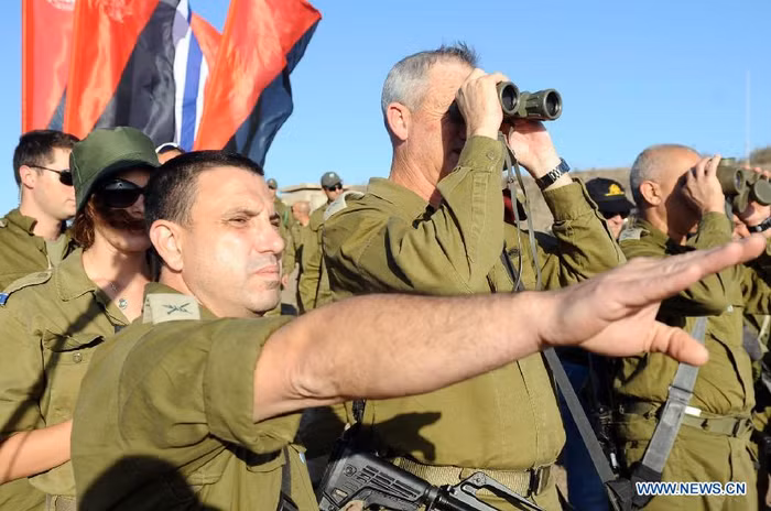 Ông Benny Gantz theo dõi cuộc diễn tập qua ống nhòm.