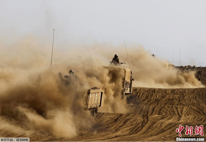 Thao trường mù mịt. Thao trường mù mịt.