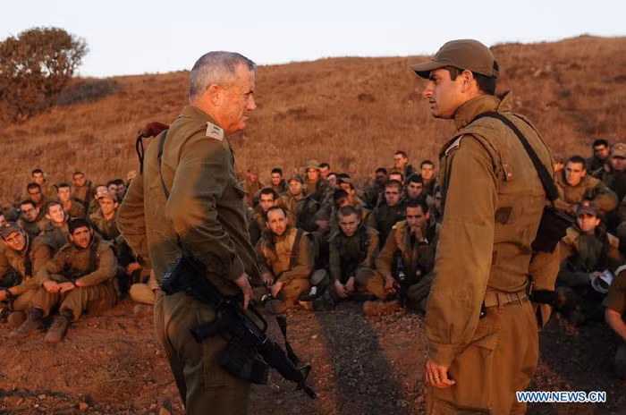 Tổng tham mưu trưởng quân đội Israel, Trung tướng Benny Gantz nói chuyện với một binh sĩ.