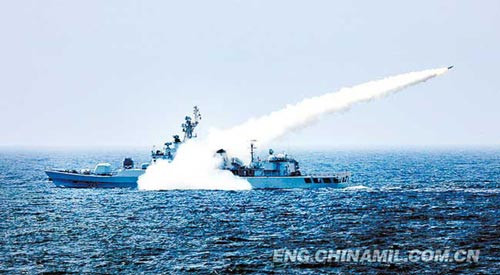 Tàu khu trục của hạm đội Hoa Đông bắn tên lửa chống hạm.