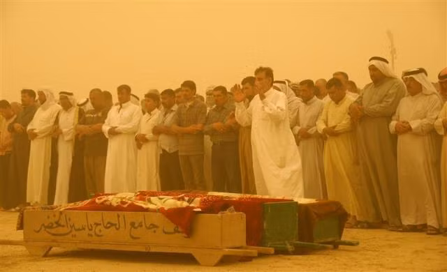 Người dân cầu nguyện cho một nạn nhân thiệt mạng ở Samarra.