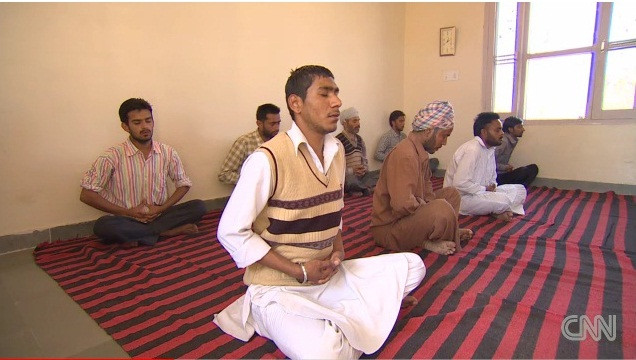 Những người ở trung tâm cai nghiện đang luyện tập yoga. Những người ở trung tâm cai nghiện đang luyện tập yoga.