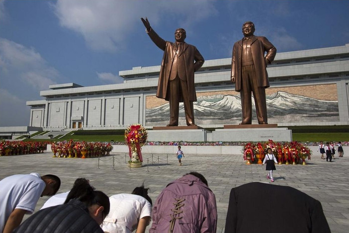 Người dân tới viếng thăm tượng đài ông Kim Nhật Thành và Kim Jong-il. Người dân tới viếng thăm tượng đài ông Kim Nhật Thành và Kim Jong-il.