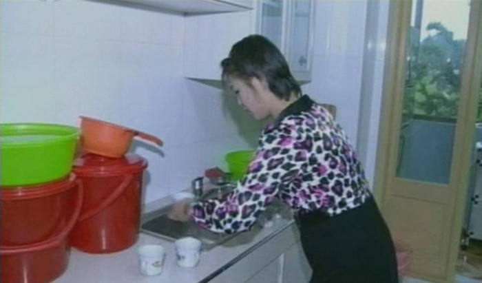 Đệ nhất phu nhân Bắc Triều Tiên đến thăm nhà dân ở đường Cangqian, Bình Nhưỡng và cũng xuống bếp như bao người phụ nữ khác. Đệ nhất phu nhân Bắc Triều Tiên đến thăm nhà dân ở đường Cangqian, Bình Nhưỡng và cũng xuống bếp như bao người phụ nữ khác.