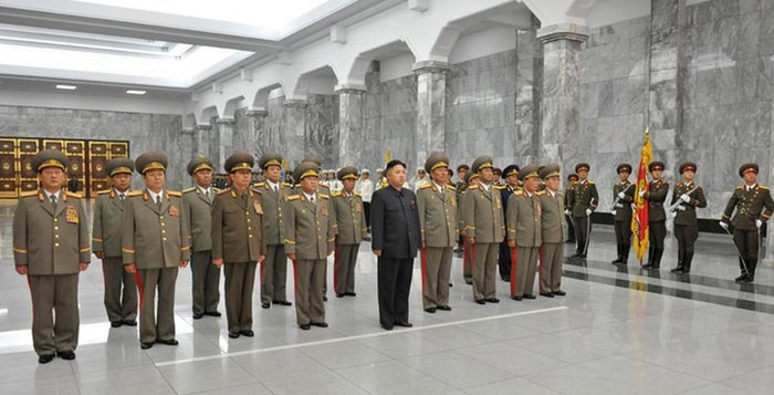 Nhà lãnh đạo Kim Jong-un cùng các tướng lĩnh quân đội viếng lăng cố Chủ tịch Kim Nhật Thành và Kim Jong-il. Nhà lãnh đạo Kim Jong-un cùng các tướng lĩnh quân đội viếng lăng cố Chủ tịch Kim Nhật Thành và Kim Jong-il.