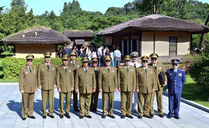 Đoàn đại biểu quân đội Cuba tới thăm làng Mangyongdae ở Bình Nhưỡng. Đoàn đại biểu quân đội Cuba tới thăm làng Mangyongdae ở Bình Nhưỡng.