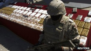 Hơn 50.000 người, bao gồm hơn 2.500 cảnh sát và binh lính đã thiệt mạng trong các vụ bạo lực liên quan đến ma túy tại Mexico. Hơn 50.000 người, bao gồm hơn 2.500 cảnh sát và binh lính đã thiệt mạng trong các vụ bạo lực liên quan đến ma túy tại Mexico.