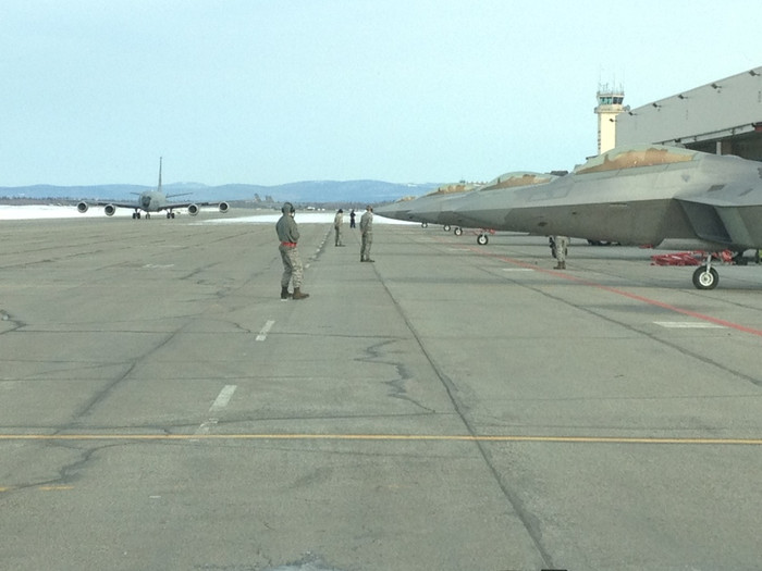 Trong hơn hai chục trường hợp trong 4 năm qua, các phi công đã báo cáo "tình trạng thiếu oxy" khi điều khiển chiếc máy bay tàng hình F-22 Raptor trị giá 143 triệu USD này.