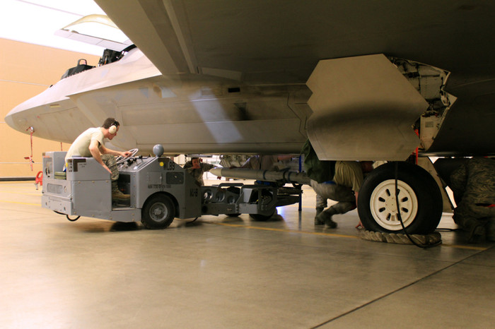 Trước đó, kể từ khi bị mất một chiếc F-22 vào tháng 11/2010 trong quá trình bay huấn luyện ở bang Alaska, Mỹ không hề tiến hành thử nghiệm bay đối với F-22 Raptor được mệnh danh là “chim ăn thịt”.