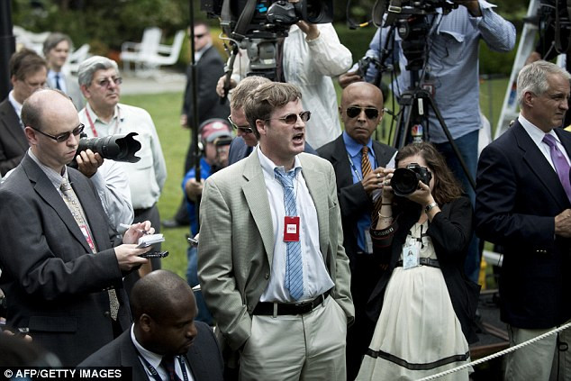 Neil Munro bất ngờ đặt câu hỏi khi Obama đang phát biểu. Neil Munro bất ngờ đặt câu hỏi khi Obama đang phát biểu.