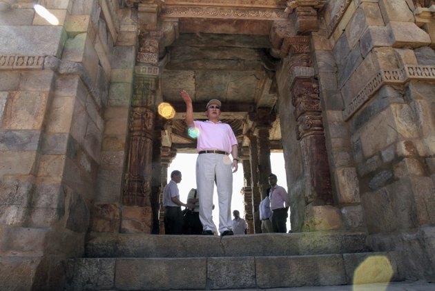 Ông Liệt tỏ ra rất thích thú và ấn tượng với công trình vĩ đại này. Ông Liệt tỏ ra rất thích thú và ấn tượng với công trình vĩ đại này.