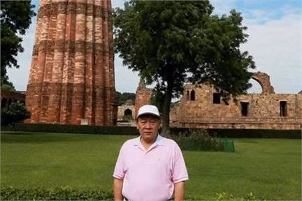 Ông Liệt đứng trước tháp Qutub Minar được xây từ thế kỷ 13, một trong những điểm thu hút khách du lịch chủ yếu ở New Delhi.