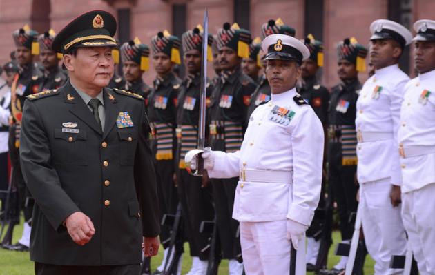 Ông Lương Quang Liệt đã đưa hai phong bì tiền mặt cho hai phi công chở ông từ Mumbai đến New Delhi. Ông Lương Quang Liệt đã đưa hai phong bì tiền mặt cho hai phi công chở ông từ Mumbai đến New Delhi.