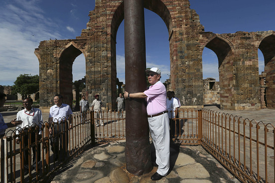 Ông Lương Quang Liệt ôm cột sắt đúc Mirôli hay Visnu pađa (chân của Visnu) cao 7m và được đúc từ thế kỷ thứ IV. Ông Lương Quang Liệt ôm cột sắt đúc Mirôli hay Visnu pađa (chân của Visnu) cao 7m và được đúc từ thế kỷ thứ IV.