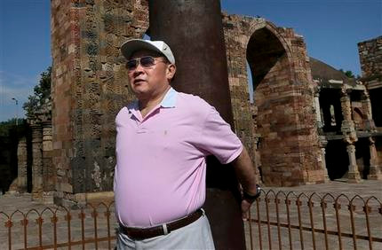 Người Ấn Độ còn lưu truyền câu chuyện ai dựa lưng vào cột sắt vòng 2 tay ra phía sau cột, chạm 2 tay vào nhau thì người đó sẽ gặp may mắn và hạnh phúc. Dường như, Ông Liệt cũng đang muốn cầu may cho mình. Người Ấn Độ còn lưu truyền câu chuyện ai dựa lưng vào cột sắt vòng 2 tay ra phía sau cột, chạm 2 tay vào nhau thì người đó sẽ gặp may mắn và hạnh phúc. Dường như, Ông Liệt cũng đang muốn cầu may cho mình.