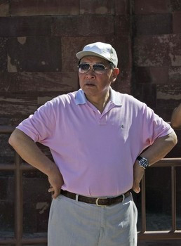 Bộ trưởng Quốc phòng Trung Quốc cởi bỏ bộ quân phục thượng tướng, thay bộ trang phục thường ngày với áo phông màu hồng, mũ lưỡi trai. Bộ trưởng Quốc phòng Trung Quốc cởi bỏ bộ quân phục thượng tướng, thay bộ trang phục thường ngày với áo phông màu hồng, mũ lưỡi trai.