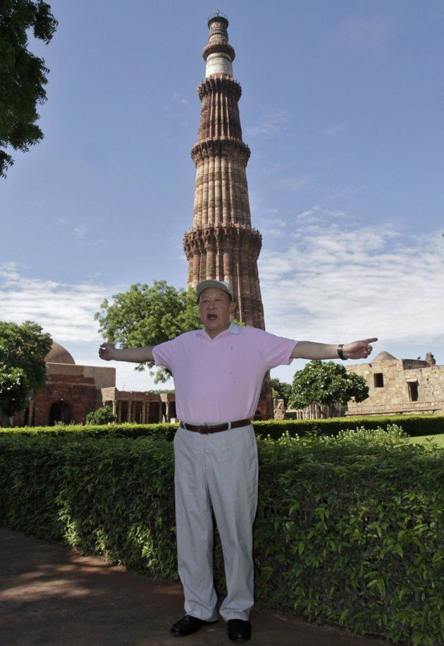 Ông Lương Quang Liệt bên cạnh tòa tháp cao 73m lừng danh thế giới không chỉ vì ý nghĩa lịch sử và tín ngưỡng của nó mà còn vì nghệ thuật kiến trúc hài hoà, cân đối, giản dị mà vẫn không kém phần lộng lẫy. Ông Lương Quang Liệt bên cạnh tòa tháp cao 73m lừng danh thế giới không chỉ vì ý nghĩa lịch sử và tín ngưỡng của nó mà còn vì nghệ thuật kiến trúc hài hoà, cân đối, giản dị mà vẫn không kém phần lộng lẫy.