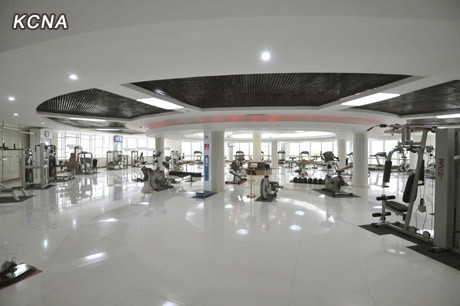 Trung tâm tổng diện tích là 13.749m2 bao gồm một phòng tập rèn luyện thể chất, bể bơi trị liệu bằng sóng, phòng phục hồi, phòng bóng bàn và cửa hàng nước giải khát . Trung tâm tổng diện tích là 13.749m2 bao gồm một phòng tập rèn luyện thể chất, bể bơi trị liệu bằng sóng, phòng phục hồi, phòng bóng bàn và cửa hàng nước giải khát .