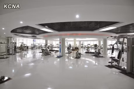 Trung tâm tổng diện tích là 13.749m2 bao gồm một phòng tập rèn luyện thể chất, bể bơi trị liệu bằng sóng, phòng phục hồi, phòng bóng bàn và cửa hàng nước giải khát .