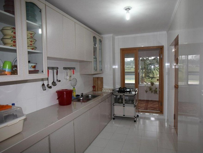 Phòng bếp đầy đủ tiện nghi, sạch sẽ. Căn nhà hầu hết sử dụng tông màu sáng với những bức tường, sàn nhà màu trắng, màu kem hoặc có thêm hoa văn nhẹ nhàng.