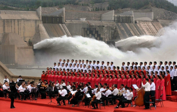 Một dàn nhạc giao hưởng và hợp xướng biểu diễn bên cạnh hồ chứa Xiaolangdi.