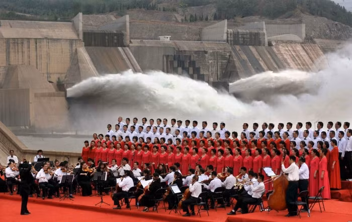 Một dàn nhạc giao hưởng và hợp xướng biểu diễn bên cạnh hồ chứa Xiaolangdi.