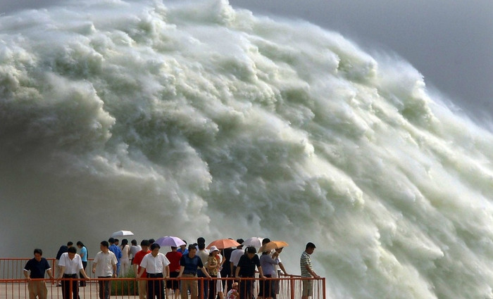 Người dân đến chiêm ngưỡng cảnh tượng gây ấn tượng mạnh mẽ này.