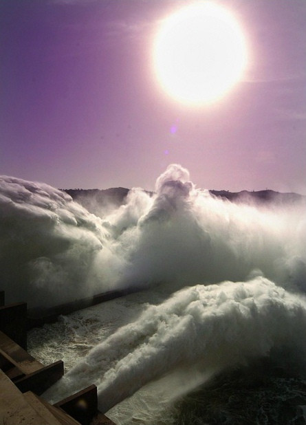 Hoàng Hà được mệnh danh là Niềm kiêu hãnh của Trung Quốc nhưng cũng là Nỗi buồn của Trung Quốc khi vừa đem lại lợi ích vừa đem lại tai họa cho người dân. Việc bồi đắp và sự bao bọc của các con đê đã làm con sông này chảy ở độ cao lớn hơn so với đất nông nghiệp hai bên bờ, làm cho việc ngập lụt nếu xảy ra sẽ trở nên nguy hiểm hơn.