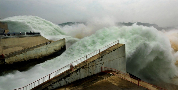 Con sóng khổng lồ được tạo ra bởi lượng nước lớn từ hồ chứa Xiaolangdi trên sông Hoàng Hà.
