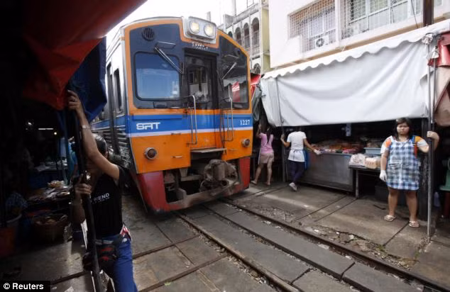 Cảnh tượng nguy hiểm này vẫn diễn ra hàng ngày.