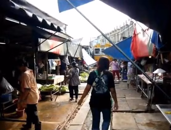 Và ngay khi đoàn tàu mới đi qua không xa, quang cảnh lại bắt đầu nhộn nhịp.