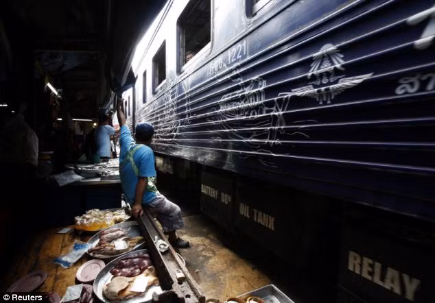 Khoảng cách từ đoàn tàu đến quầy hàng chí tính bằng một bước chân.