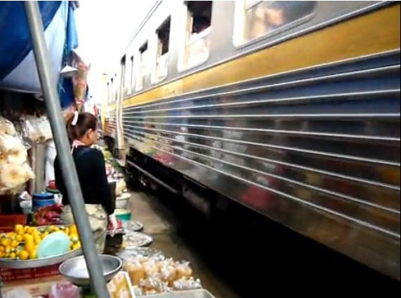 Khi đoàn tàu tới. Khi đoàn tàu tới.