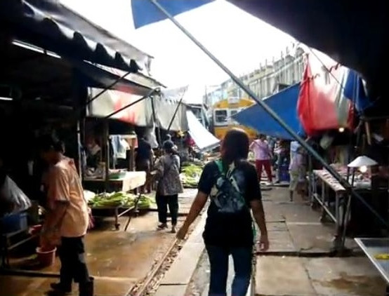 Và ngay khi đoàn tàu mới đi qua không xa, quang cảnh lại bắt đầu nhộn nhịp. Và ngay khi đoàn tàu mới đi qua không xa, quang cảnh lại bắt đầu nhộn nhịp.