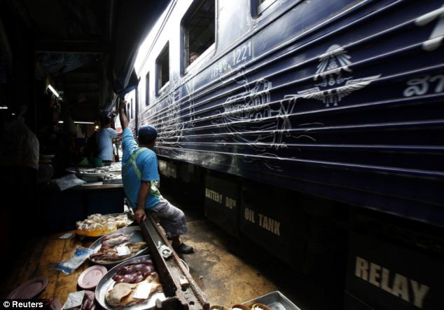 Khoảng cách từ đoàn tàu đến quầy hàng chí tính bằng một bước chân. Khoảng cách từ đoàn tàu đến quầy hàng chí tính bằng một bước chân.