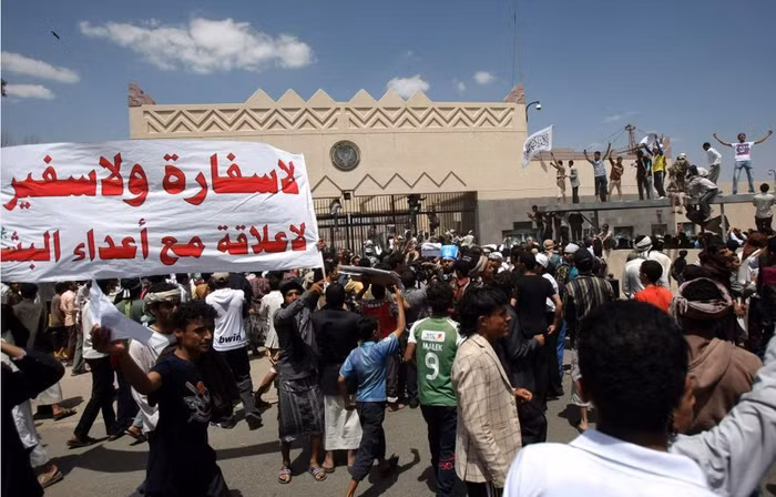 Những người biểu tình vừa đi vừa giơ các tấm biển và hô to: "Người đưa tin của thánh Allah, Muhammad". Họ đã tức giận sau khi trailer một bộ phim được tung ra với tên "Phiên tòa xét xử Mohamed." Bộ phim mô tả Hồi giáo như một "căn bệnh ung thư" và nói về mối quan hệ của Đấng tiên tri Mohamed với phụ nữ.