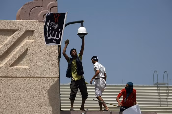 Đoàn người biểu tình thể hiện rõ sự tức giận khi đập phá mọi thứ quanh khu nhà Đại sứ quán.