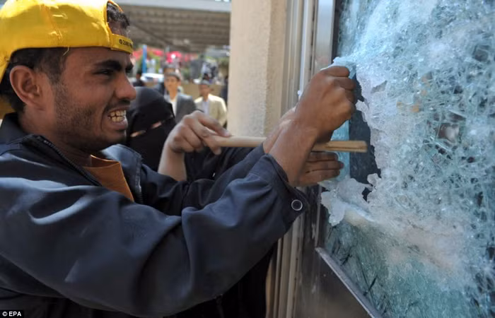 Trong khi đó, tại Tehran, Iran, khoảng 500 người đã biểu tình gần Đại sứ quán Thụy Sĩ, nơi đại diện cho các lợi ích của Mỹ tại Iran (do nước này không có quan hệ ngoại giao với Washington).