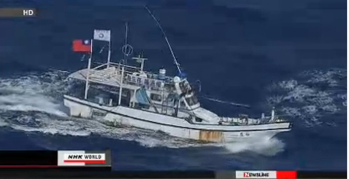 Một tàu cá Đài Loan tiến gần Senkaku. Một tàu cá Đài Loan tiến gần Senkaku.