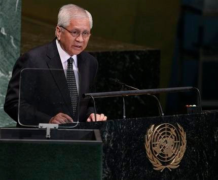 Ngoại trưởng Philippines Albert del Rosario phát biểu tại Đại hội đồng Liên Hợp Quốc. Ngoại trưởng Philippines Albert del Rosario phát biểu tại Đại hội đồng Liên Hợp Quốc.