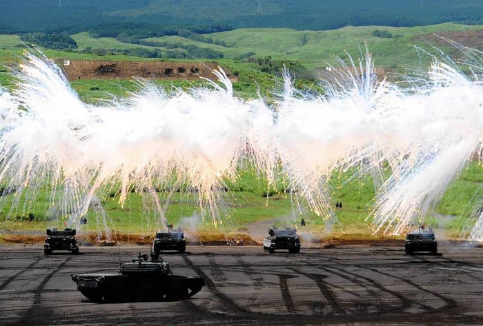 Cuộc diễn tập quân sự thường niên diễn ra cũng đầy sắc màu. Cuộc diễn tập quân sự thường niên diễn ra cũng đầy sắc màu.