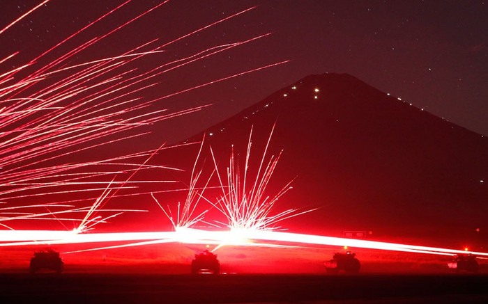 Xe bọc thép nã đạn trong cuộc diễn tập khi trời đã tối. Xe bọc thép nã đạn trong cuộc diễn tập khi trời đã tối.