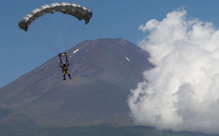 Lính Nhật Bản nhảy dù dưới chân núi Phú Sĩ. Lính Nhật Bản nhảy dù dưới chân núi Phú Sĩ.