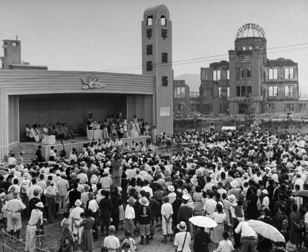 Một buổi lễ mang tên "Hoà bình" (1947), kỷ niệm 2 năm ngày Mỹ ném bom nguyên tử xuống 2 thành phố của Nhật Bản. Một buổi lễ mang tên "Hoà bình" (1947), kỷ niệm 2 năm ngày Mỹ ném bom nguyên tử xuống 2 thành phố của Nhật Bản.