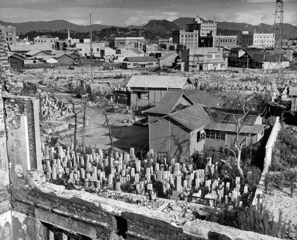 Những ngôi nhà nhỏ được xây dựng tạm bên trong một nghĩa trang ở Hiroshima. Những ngôi nhà nhỏ được xây dựng tạm bên trong một nghĩa trang ở Hiroshima.