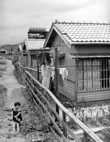 Cuộc sống ở Hiroshima vào năm 1947 đầy rẫy những khó khăn. Cuộc sống ở Hiroshima vào năm 1947 đầy rẫy những khó khăn.