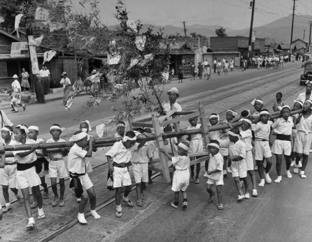 Tuổi thơ trên đất Hiroshima 2 năm sau thảm hoạ bom nguyên tử. Tuổi thơ trên đất Hiroshima 2 năm sau thảm hoạ bom nguyên tử.